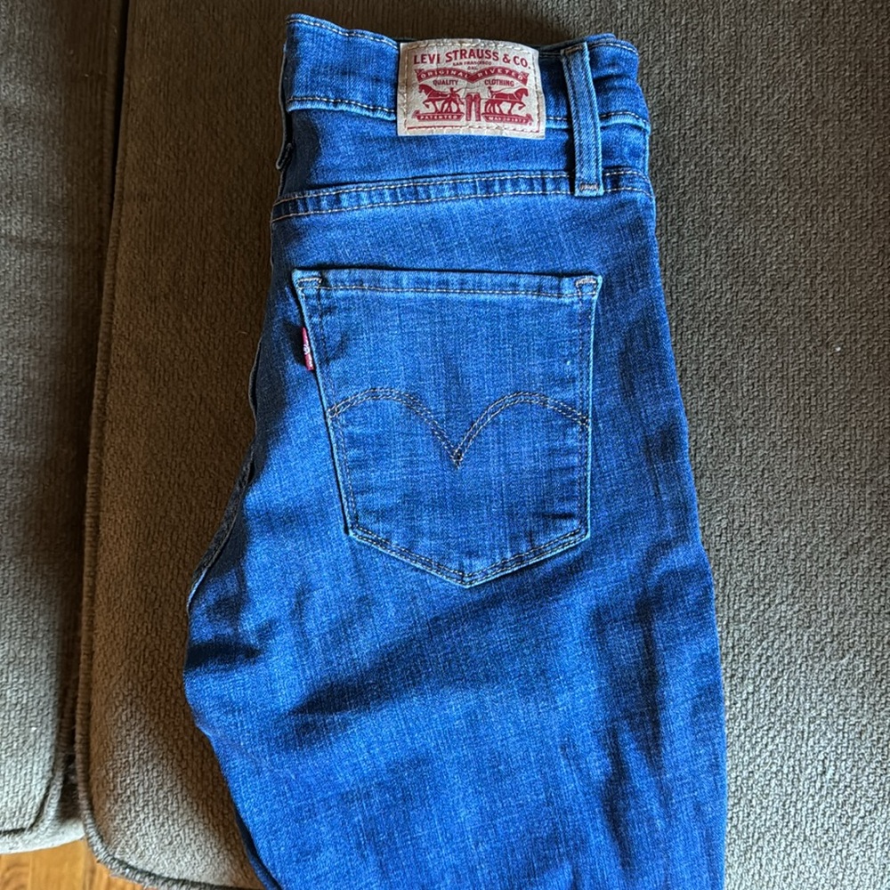 Levi jeans size 27